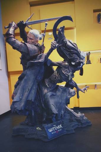 The Witcher 3: Wild Hunt - Статуя Геральта в полный рост